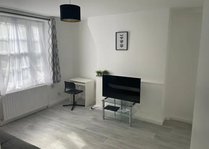 One Bedroom Flat Near Vauxhall Train Station London